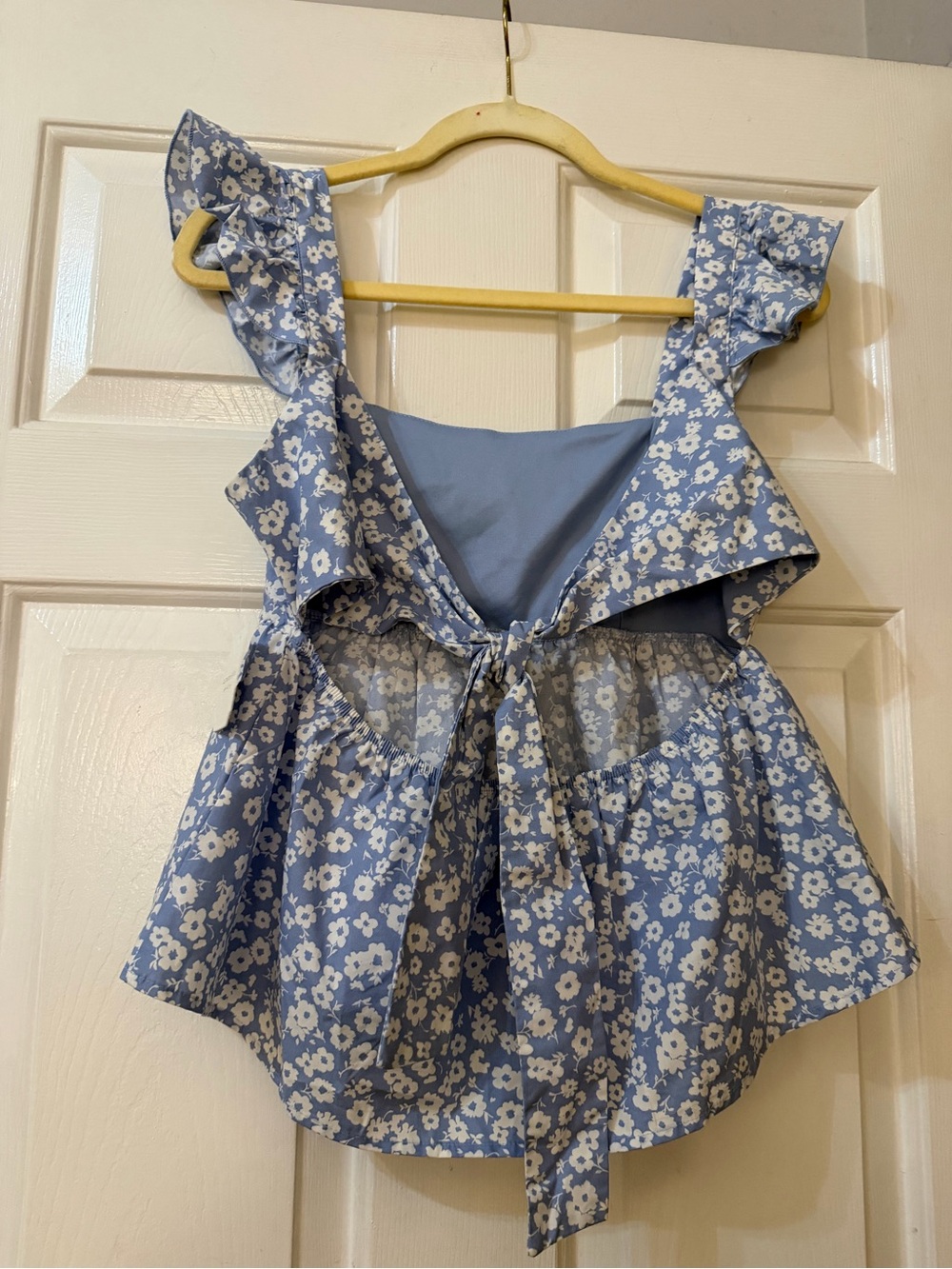 Altard State blue and white floral ruffle sleeve tie back tank - Picture 4 of 4